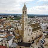 Sul suo perimetro si affacciano i monumenti pi� importanti di Palo. Partendo da sinistra vediamo la medievale chiesa matrice...